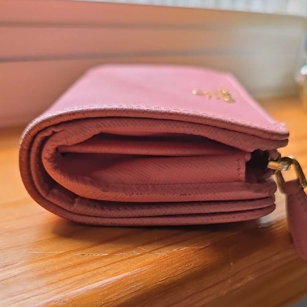 Prada Wallet w/ Dustbag and Box. - Picture 4 of 16